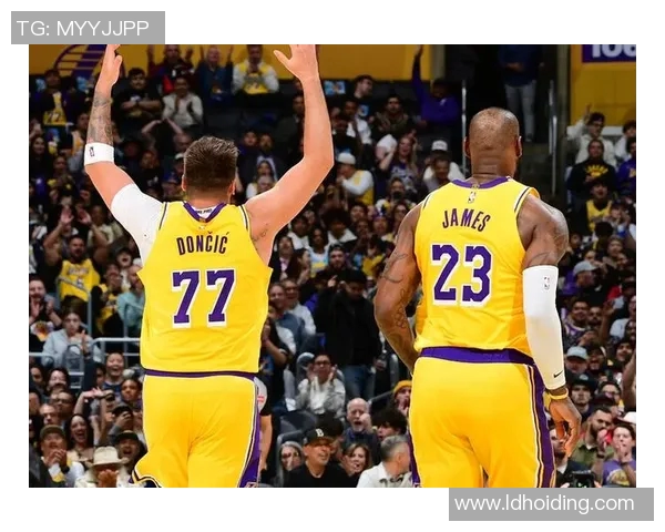 湖人113负太阳，苏群解析东詹里三巨头隐患，防守漏洞与进攻乏力暴露球队短板